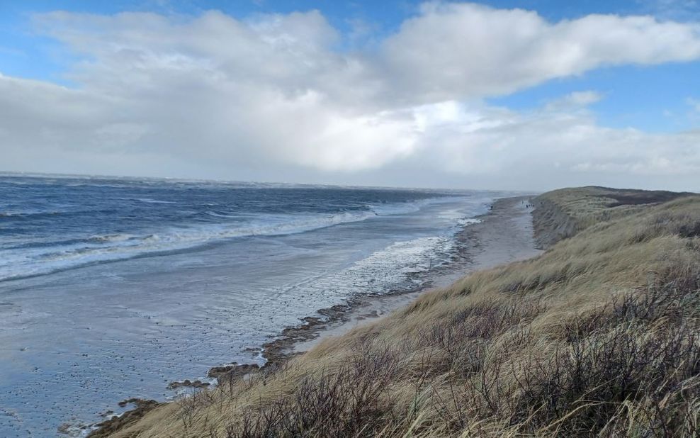 Magerer Strand auf Baltrum. Die Stürme "Ylenia" und "Zeynep" trugen massenhaft Sand ab.