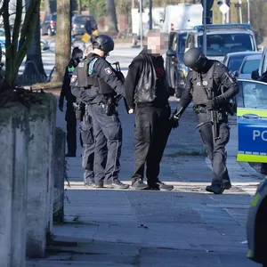 Spezialkräfte der Hamburger Polizei führen einen Mann ab.