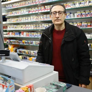 Hasan Sayar (55) in seinem Kiosk. Er ist bereits zwei Mal überfallen worden.