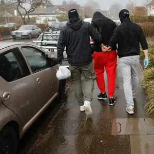 Ein Mann wird in Eidelstedt von Beamten des Drogendezernats abgeführt.