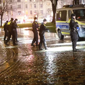Die Polizisten suchen nach der Tatwaffe.