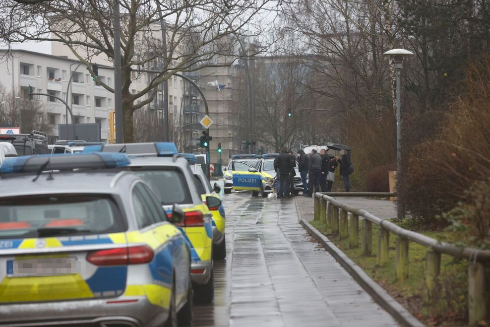 Polizeiautos stehen vor der Otto-Hahn-Schule in Jenfeld.