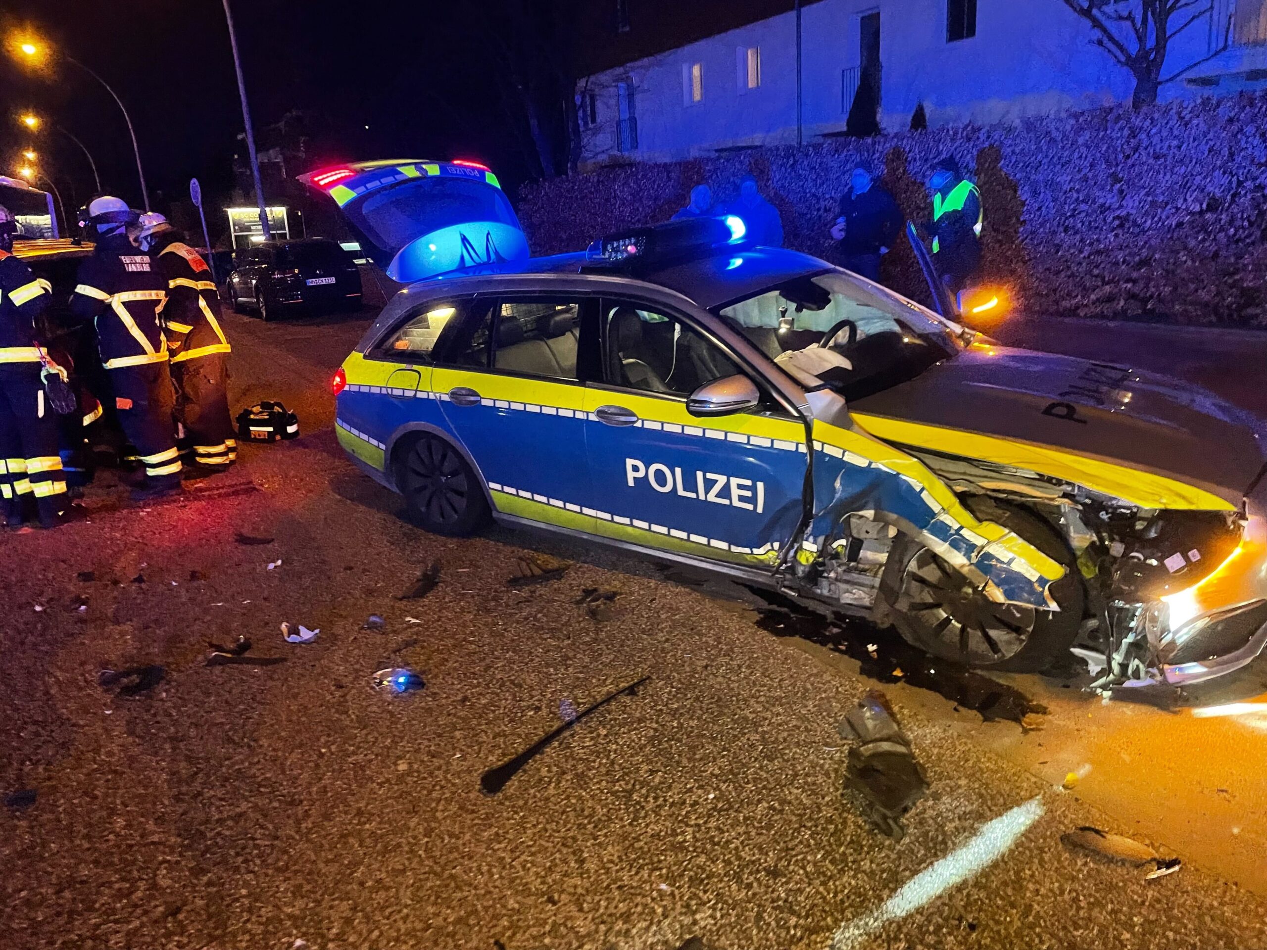 Polizeiauto zerstört, nachdem es frontal in den Gegenverkehr raste