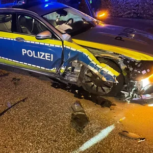 Polizeiauto zerstört, nachdem es frontal in den Gegenverkehr raste