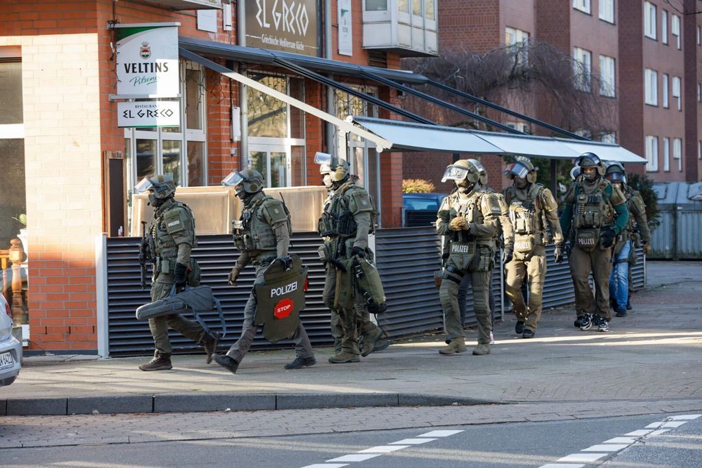 Spezialkräfte der Hamburger Polizei am Einkaufszentrum in Jenfeld.