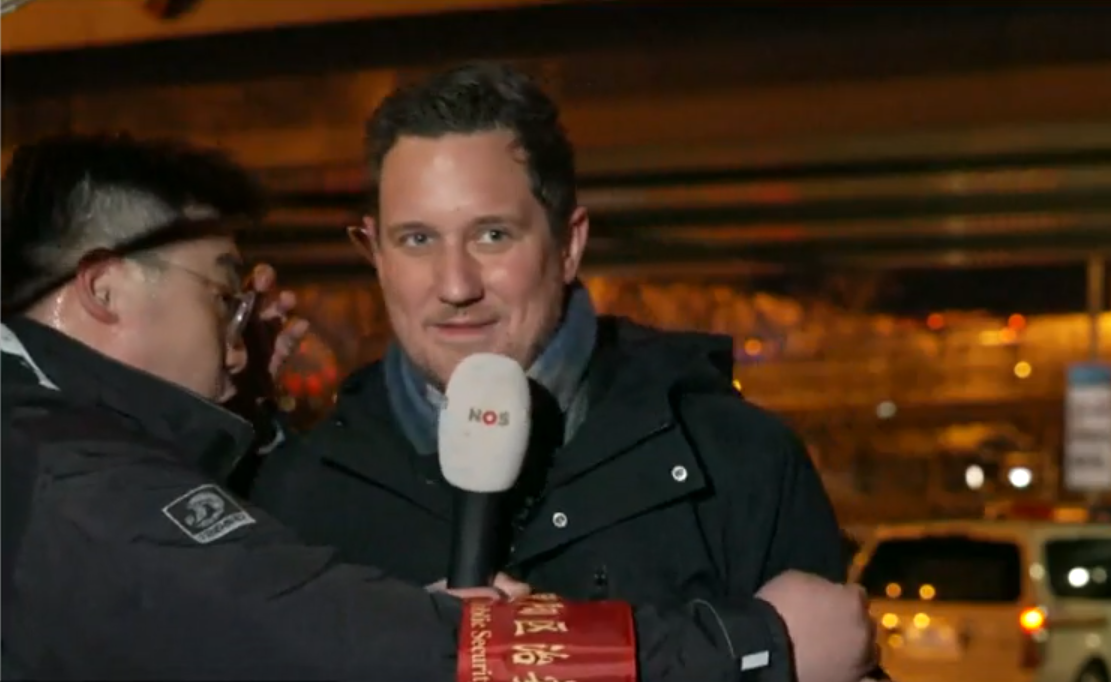 Der niederländische TV-Reporter Sjoerd den Daas wurde während einer Live-Schalte von einem chinesischen Security-Guard bedrängt.