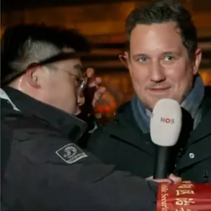 Der niederländische TV-Reporter Sjoerd den Daas wurde während einer Live-Schalte von einem chinesischen Security-Guard bedrängt.