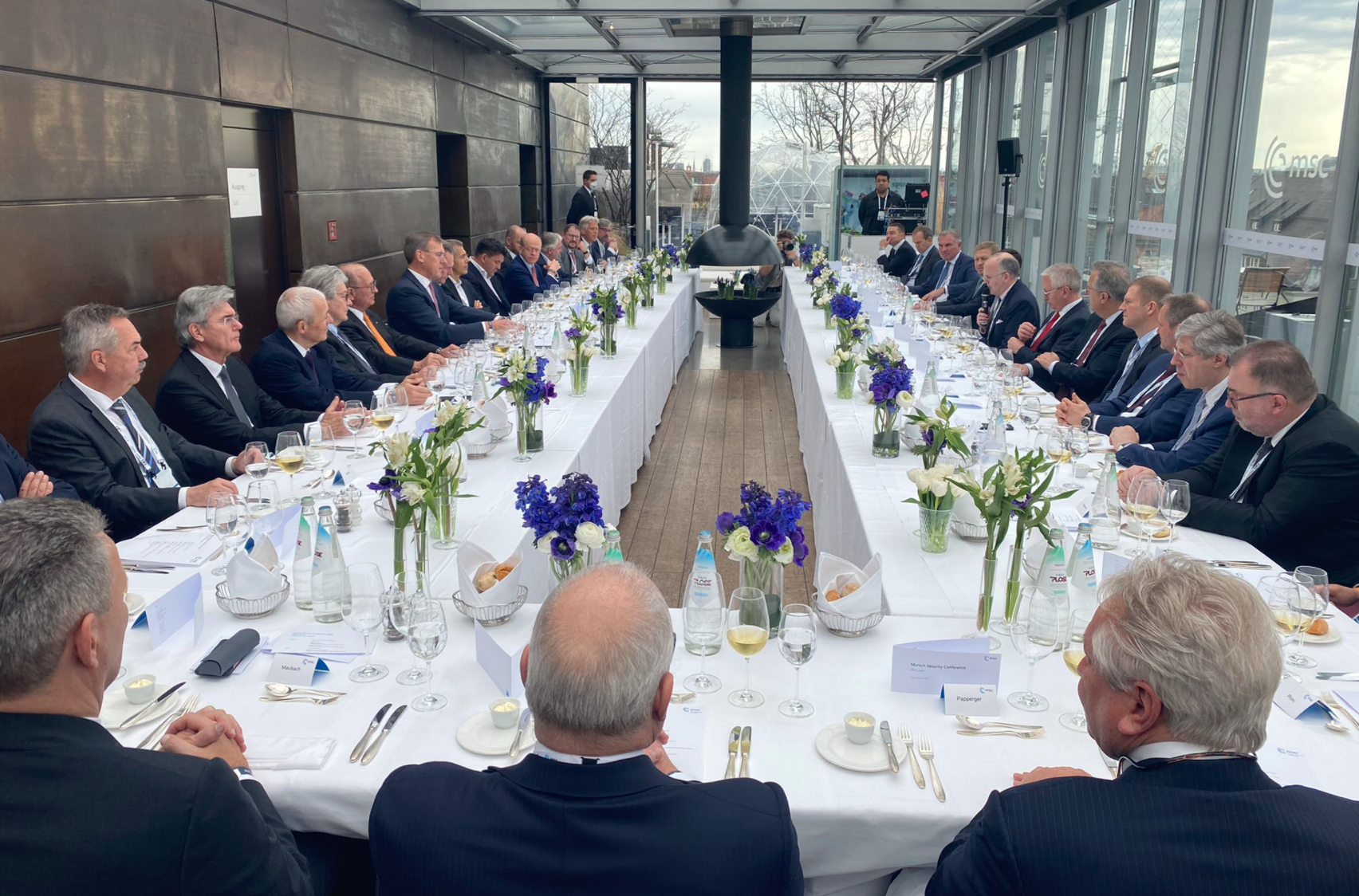 Dieses Foto vom Business-Lunch bei der Münchner Sicherheitskonferenz sorgt für Aufsehen.