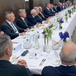 Dieses Foto vom Business-Lunch bei der Münchner Sicherheitskonferenz sorgt für Aufsehen.
