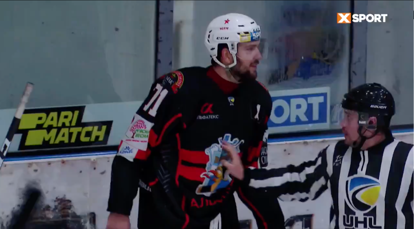 Der Eishockey-Spieler Andri Denyskin wird wegen einer rassistischen Geste für ein Jahr gesperrt.