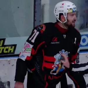 Der Eishockey-Spieler Andri Denyskin wird wegen einer rassistischen Geste für ein Jahr gesperrt.