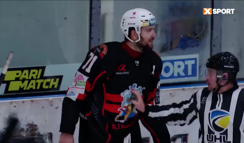 Der Eishockey-Spieler Andri Denyskin wird wegen einer rassistischen Geste für ein Jahr gesperrt.