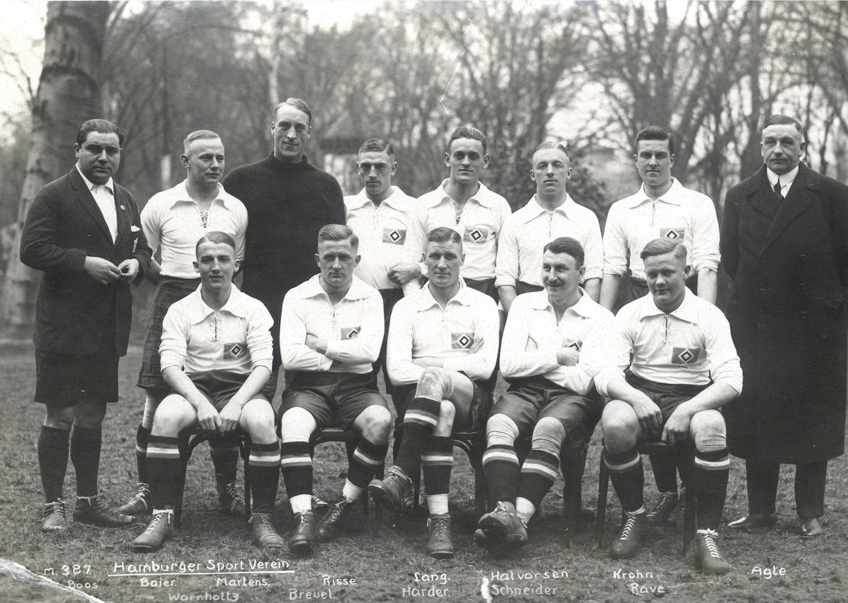 Das HSV-Team 1924 beim Spiel gegen die Corinthians London. Asbjørn Halvorsen (hintere Reihe, 3.v.r), Tull Harder (vordere Reihe, 3.v.r.)