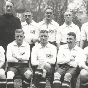 Das HSV-Team 1924 beim Spiel gegen die Corinthians London. Asbjørn Halvorsen (hintere Reihe, 3.v.r), Tull Harder (vordere Reihe, 3.v.r.)
