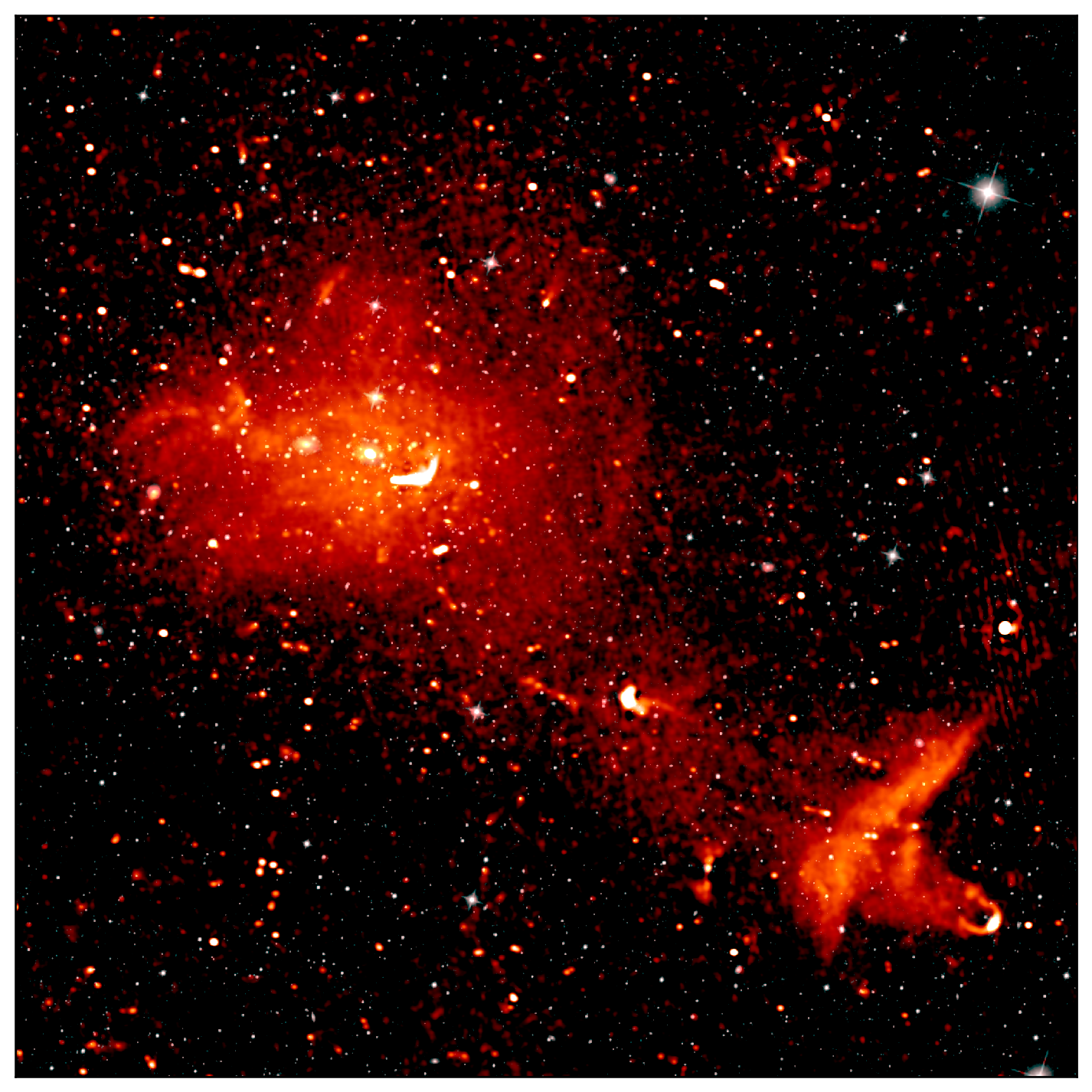 1000 Galaxien – hier im Radio- und Infrarot-Bereich gezeigt – befinden sich im sogenannten „Coma-Cluster“, der 300 Millionen Lichtjahre von der Erde entfernt ist. Die Radiodaten machen die Strahlung von hochenergetischen Teilchen sichtbar, die den magnetisierten Raum zwischen den Galaxien durchdringen.