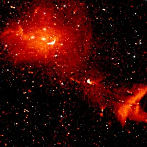 1000 Galaxien – hier im Radio- und Infrarot-Bereich gezeigt – befinden sich im sogenannten „Coma-Cluster“, der 300 Millionen Lichtjahre von der Erde entfernt ist. Die Radiodaten machen die Strahlung von hochenergetischen Teilchen sichtbar, die den magnetisierten Raum zwischen den Galaxien durchdringen.