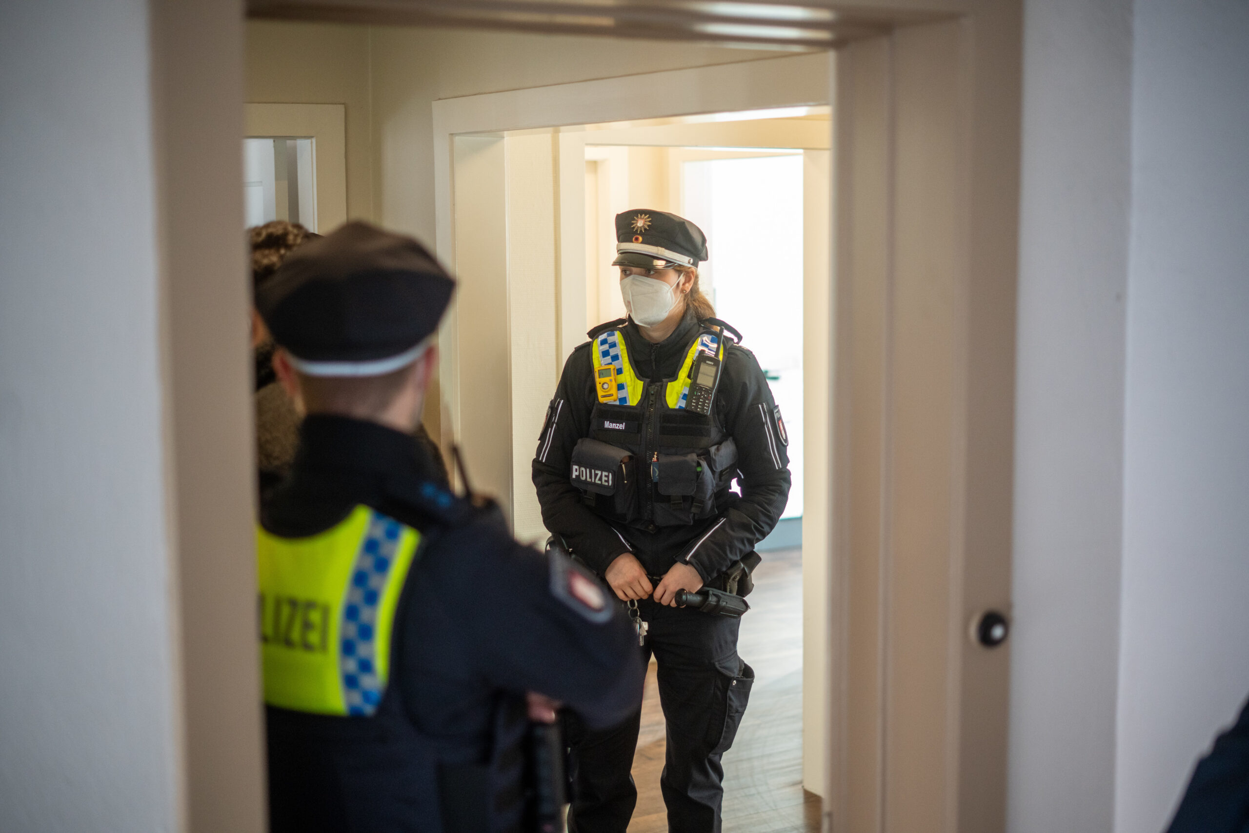 Bezirksamt und Polizei kontrollieren ein Testzentrum in Rothenburgsort.