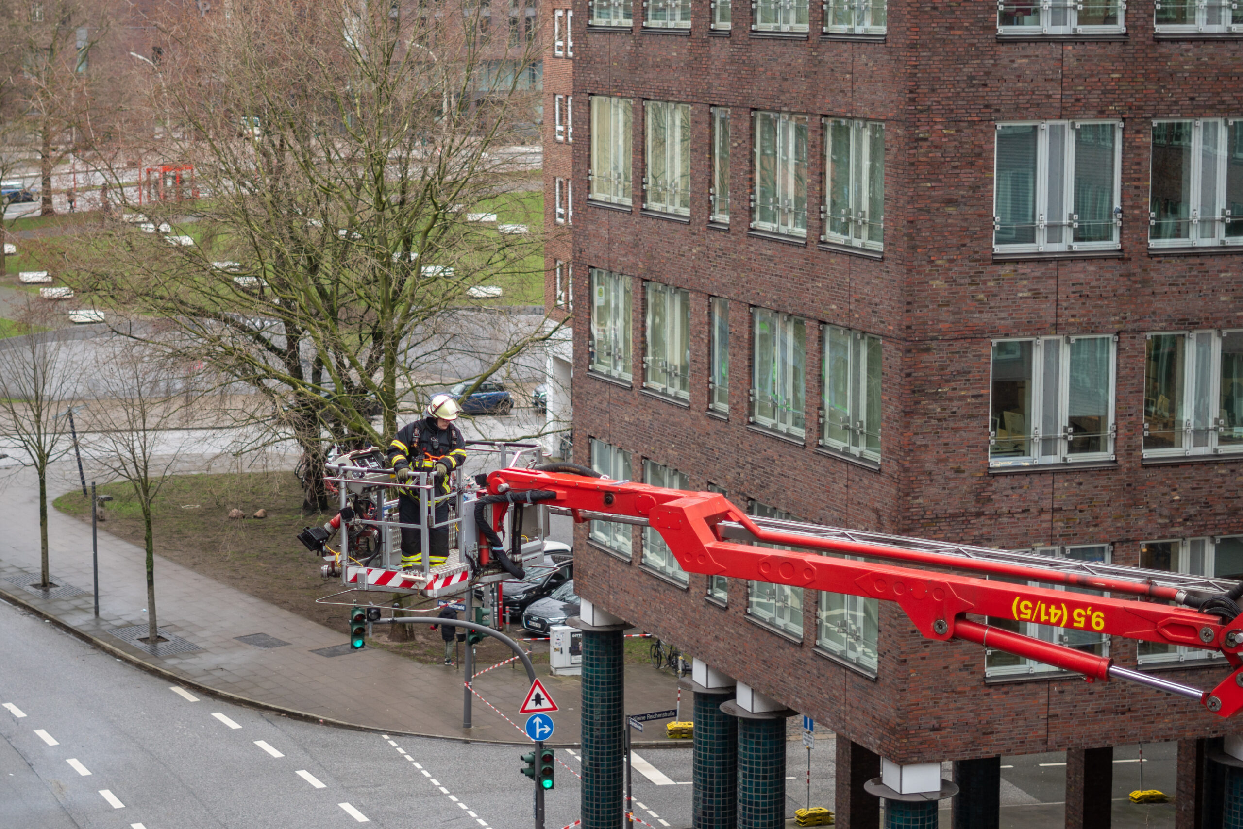Am Montag hielt ein durch Sturm gelöstes Dach die Hamburger Feuerwehr auf Trab.
