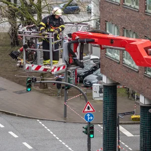 Am Montag hielt ein durch Sturm gelöstes Dach die Hamburger Feuerwehr auf Trab.