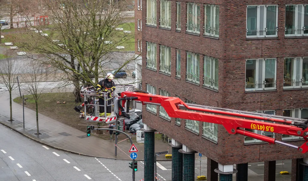 Am Montag hielt ein durch Sturm gelöstes Dach die Hamburger Feuerwehr auf Trab.