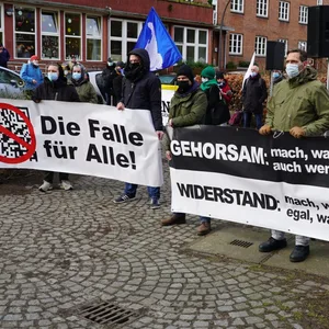 Rund 40 Impfgegner versammelten sich vor einer Schule in WInterhude.