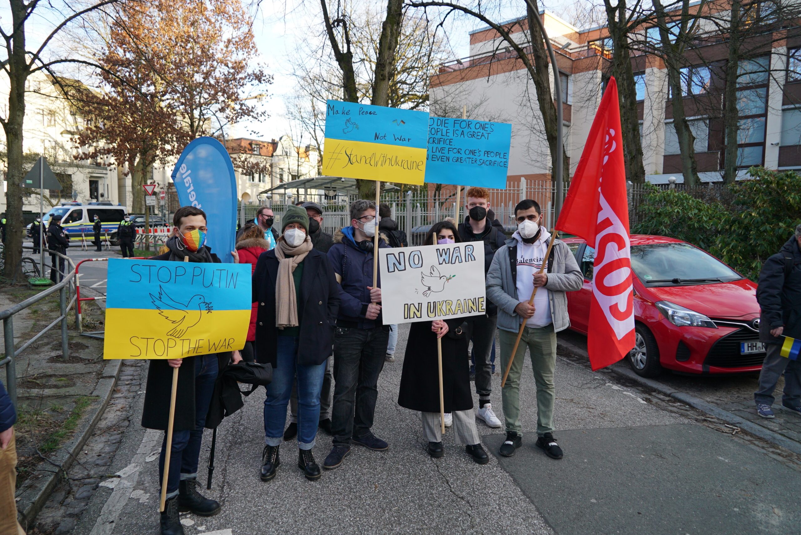 Die Jugendorganisationen von SPD, Grünen, CDU und FDP versammelten sich am Mittwoch vor dem russischen Konsulat in Hamburg.