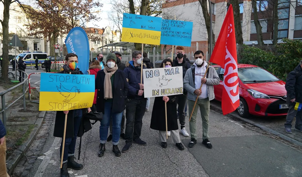 Die Jugendorganisationen von SPD, Grünen, CDU und FDP versammelten sich am Mittwoch vor dem russischen Konsulat in Hamburg.