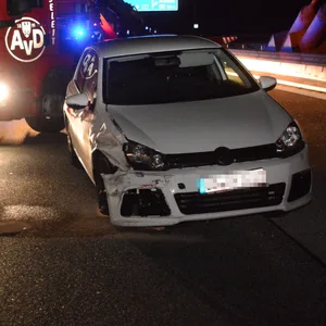 Der weiße VW Golf musste nach dem Unfall abgeschleppt werden.