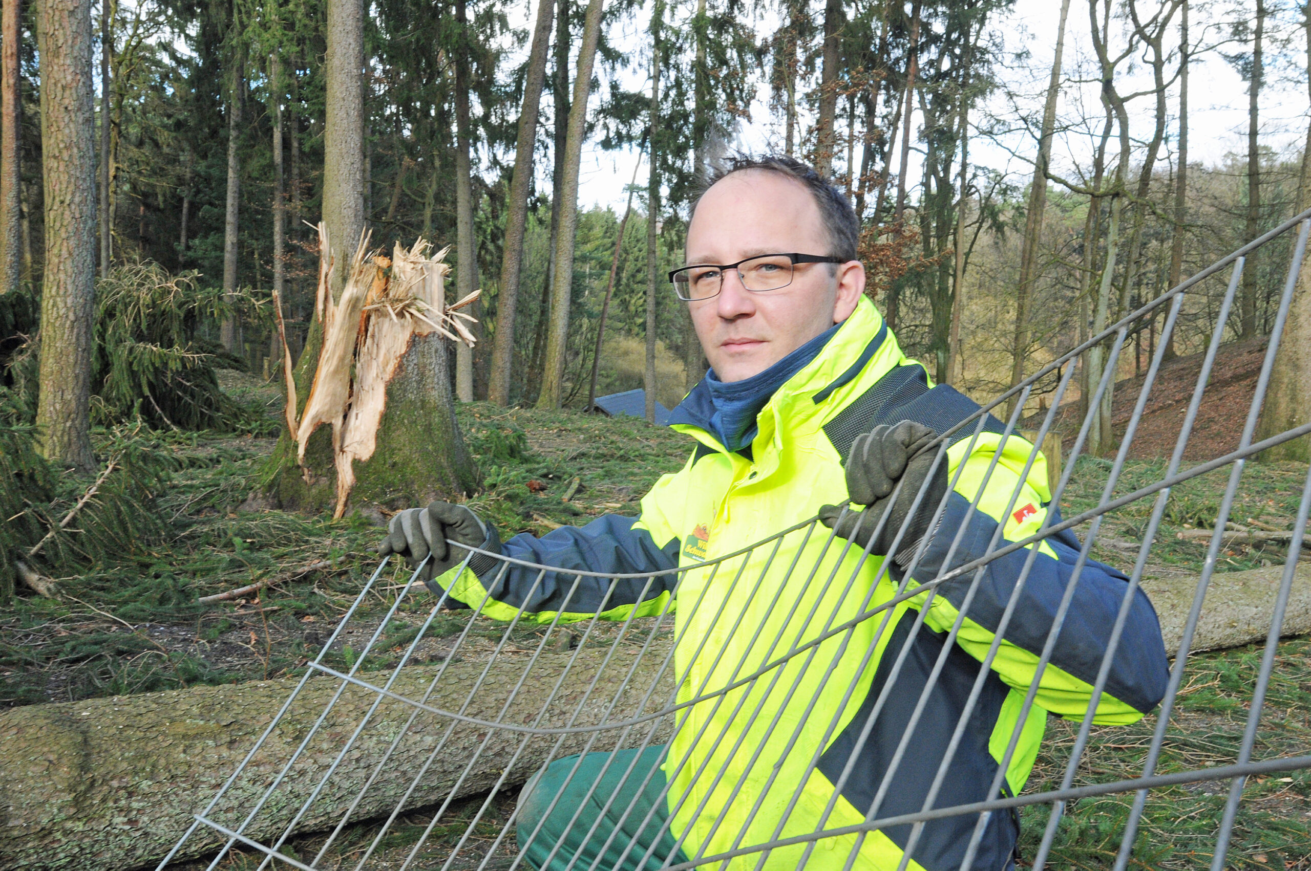 Der Tierpfleger Manuel Martens, 39, steht vor einem zerstörten Gehege