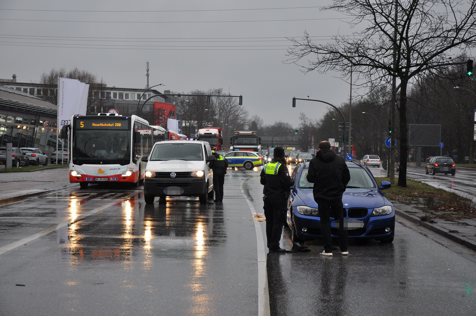 Ein 16-Jähriger wurde beim Überqueren der Kollaustraße in Lokstedt von einem Auto erfasst.