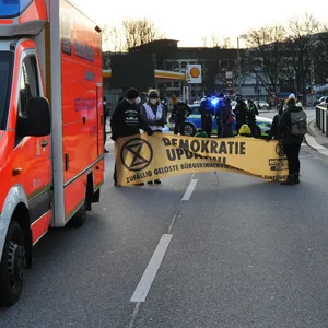 Klimaaktivisten besetzten am Freitagmorgen die Edmund-Siemers-Allee vor dem Dammtor-Bahnhof.
