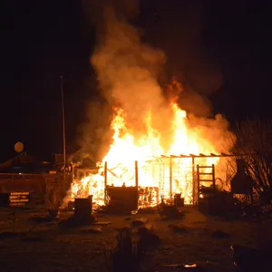 Die Gartenlaube stand komplett in Flammen.