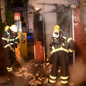 Die Feuerwehr löscht die brennende Tauschbox.