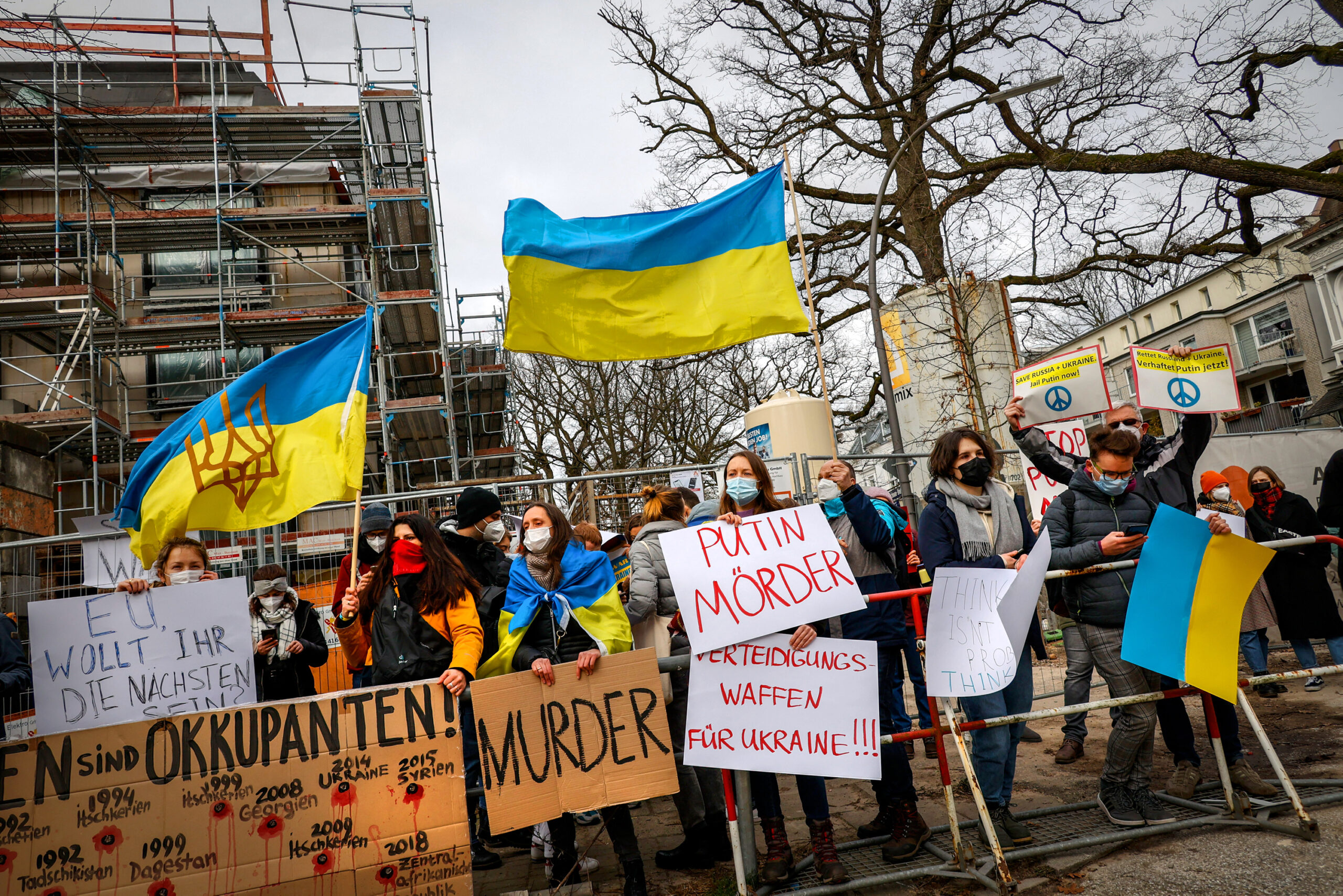 Vor dem russischen Konsulat in Hamburg demonstrieren Menschen aus der Ukraine und anderen Ländern gegen den Einmarsch Putins in die Ukraine.