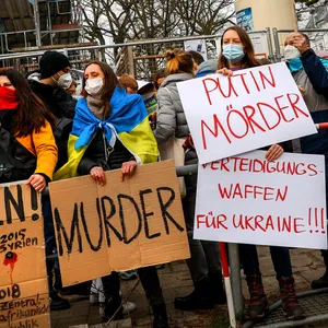 Vor dem russischen Konsulat in Hamburg demonstrieren Menschen aus der Ukraine und anderen Ländern gegen den Einmarsch Putins in die Ukraine.