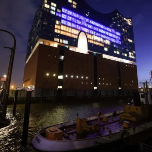 Die Elbphilharmonie in den Farben der ukrainischen Flagge