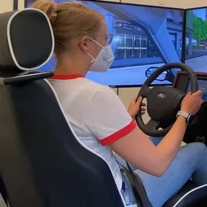 Eine Frau sitzt im Fahrsimulator am UKE.