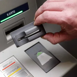 Mitarbeiter der Sparkasse Koblenz demonstriert an einem Geldautomaten seines Kreditinstituts die - Skimming- Technik