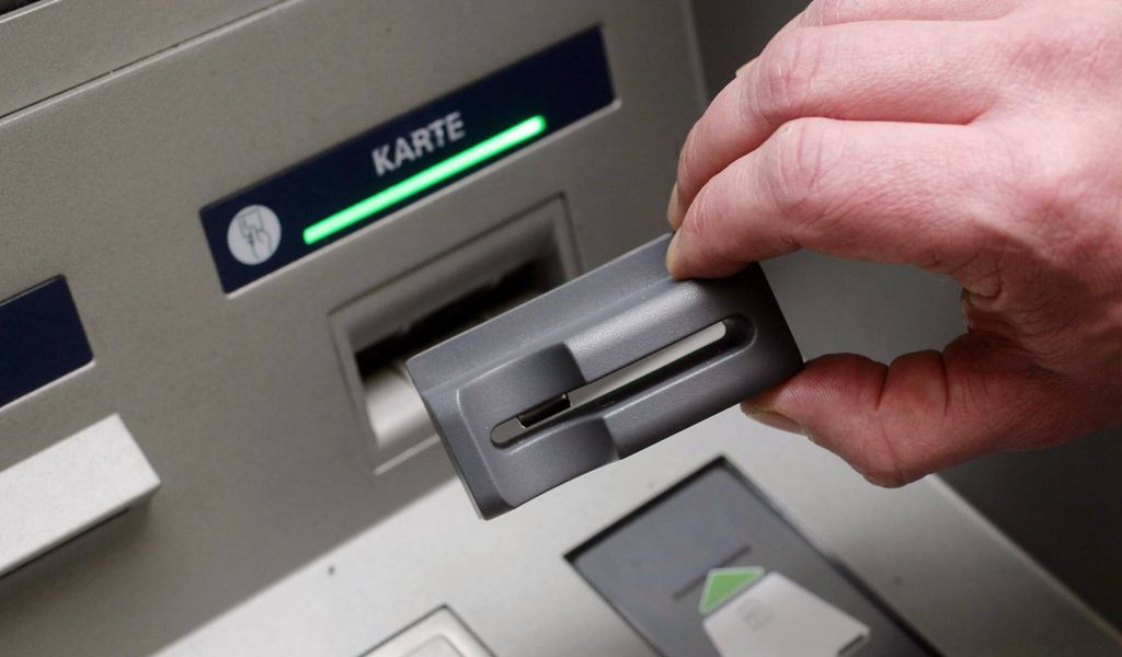 Mitarbeiter der Sparkasse Koblenz demonstriert an einem Geldautomaten seines Kreditinstituts die - Skimming- Technik