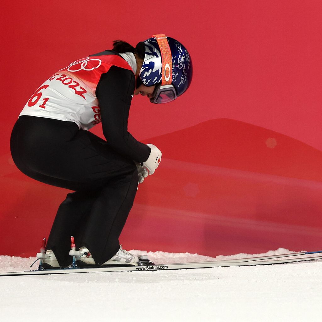 Die japanische Skispringerin Sara Takanashi war nach der Disqualifikation untröstlich.
