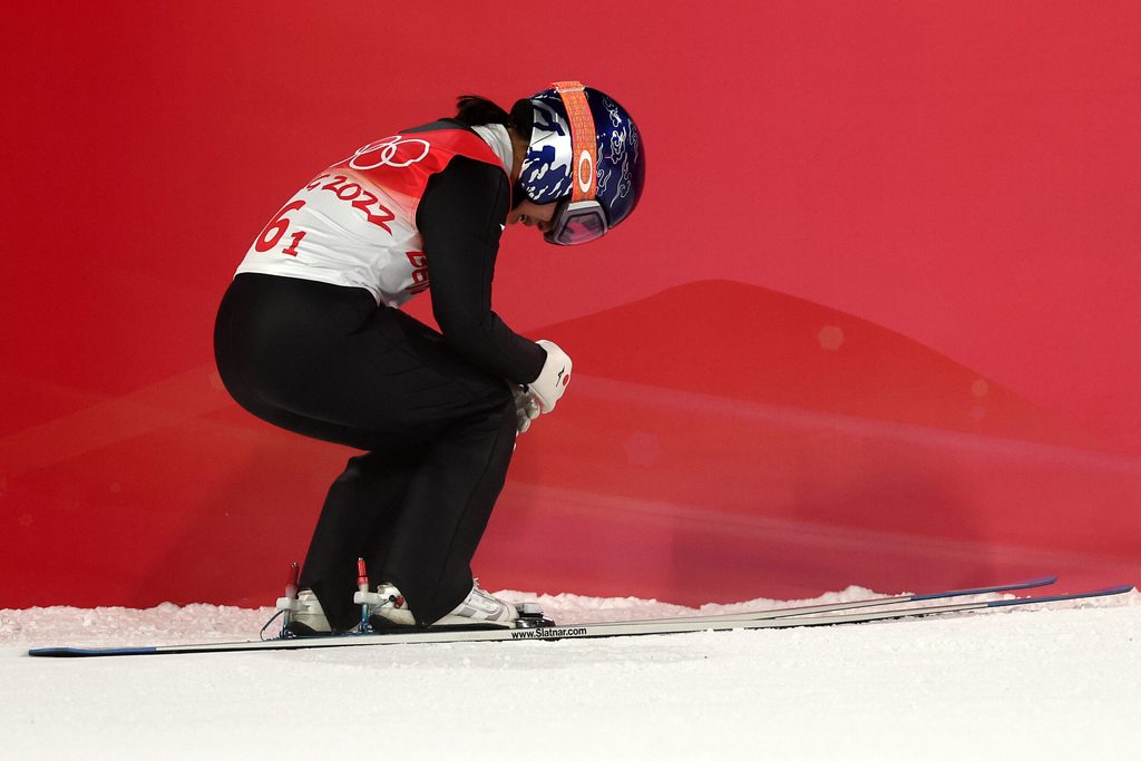 Die japanische Skispringerin Sara Takanashi war nach der Disqualifikation untröstlich.