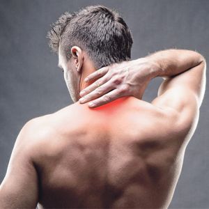 Ein Mann hat Muskelschmerzen im Nacken
