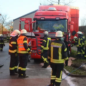 Einsatzkräfte stehen vor dem Laster. Es entstand größerer Sachschaden.