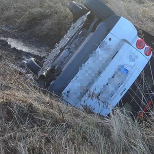 Der Smart landete bei dem Unfall in einem Graben.