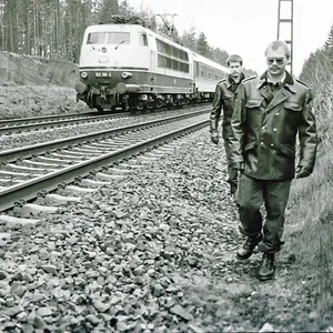 Polizisten an Gleisen