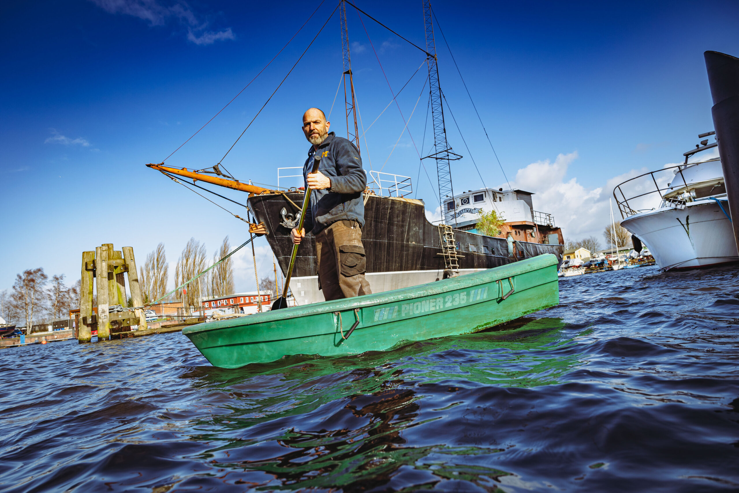 Nur mit dem Ruderboot kommt Paul Eisenkolb von seinem Kutter „Pottwal“ an Land. Der Anleger hat keinen Landzugang.