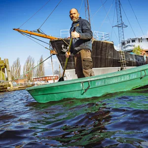 Nur mit dem Ruderboot kommt Paul Eisenkolb von seinem Kutter „Pottwal“ an Land. Der Anleger hat keinen Landzugang.