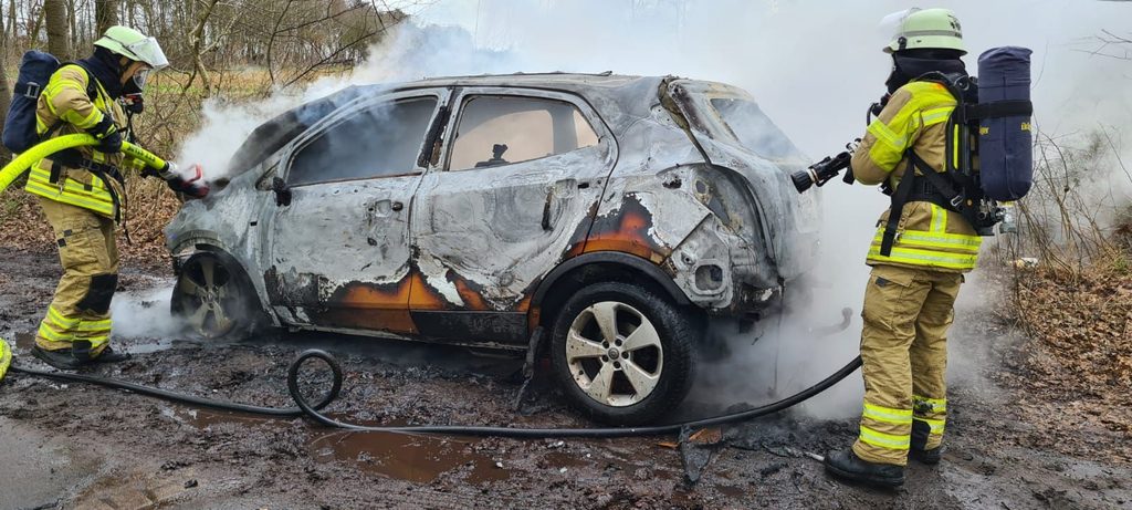 Feuerwehr löscht Auto