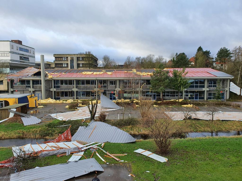 Durch den Sturm wurde das Dach dieser Schule in Stade teilweise abgedeckt.
