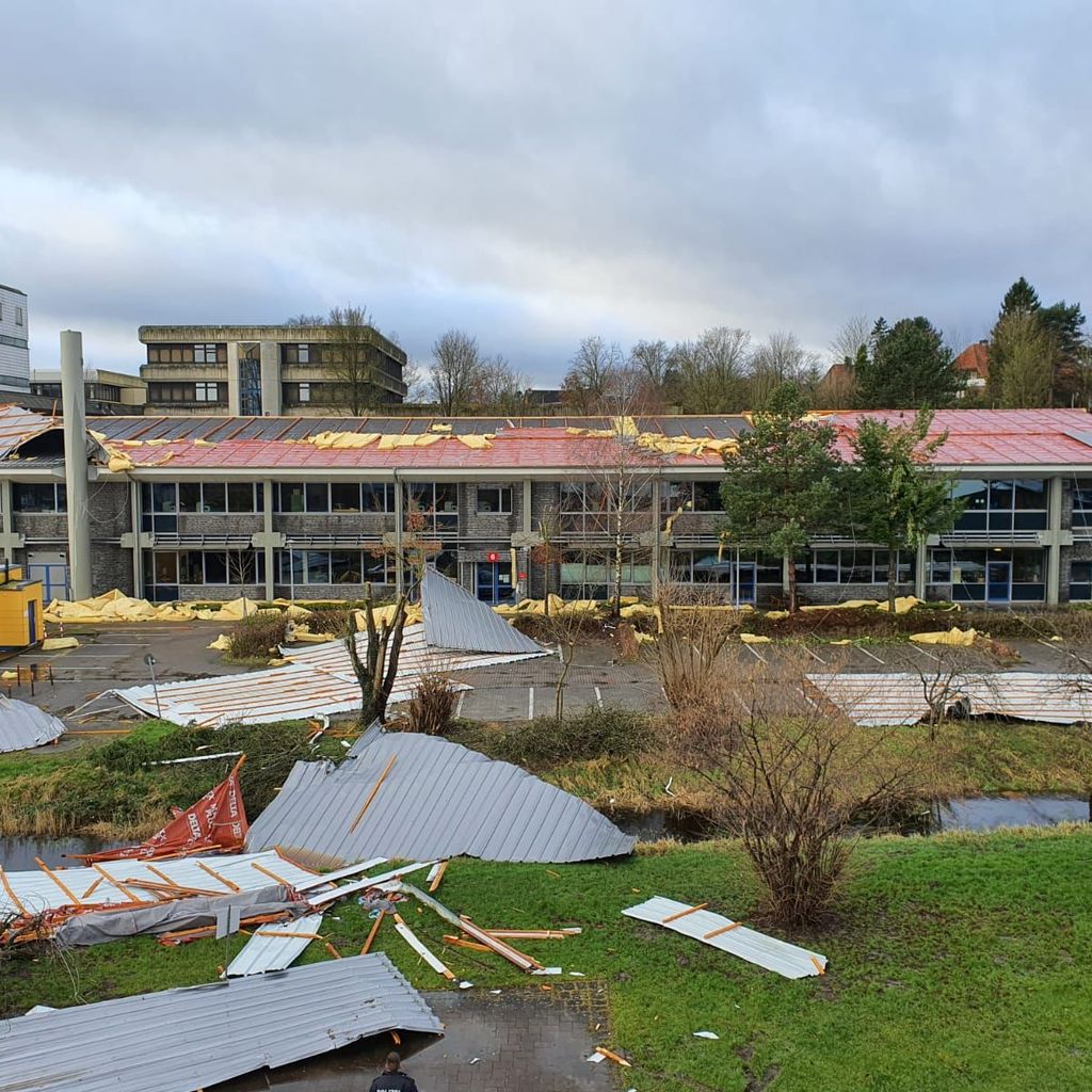 Durch den Sturm wurde das Dach dieser Schule in Stade teilweise abgedeckt.